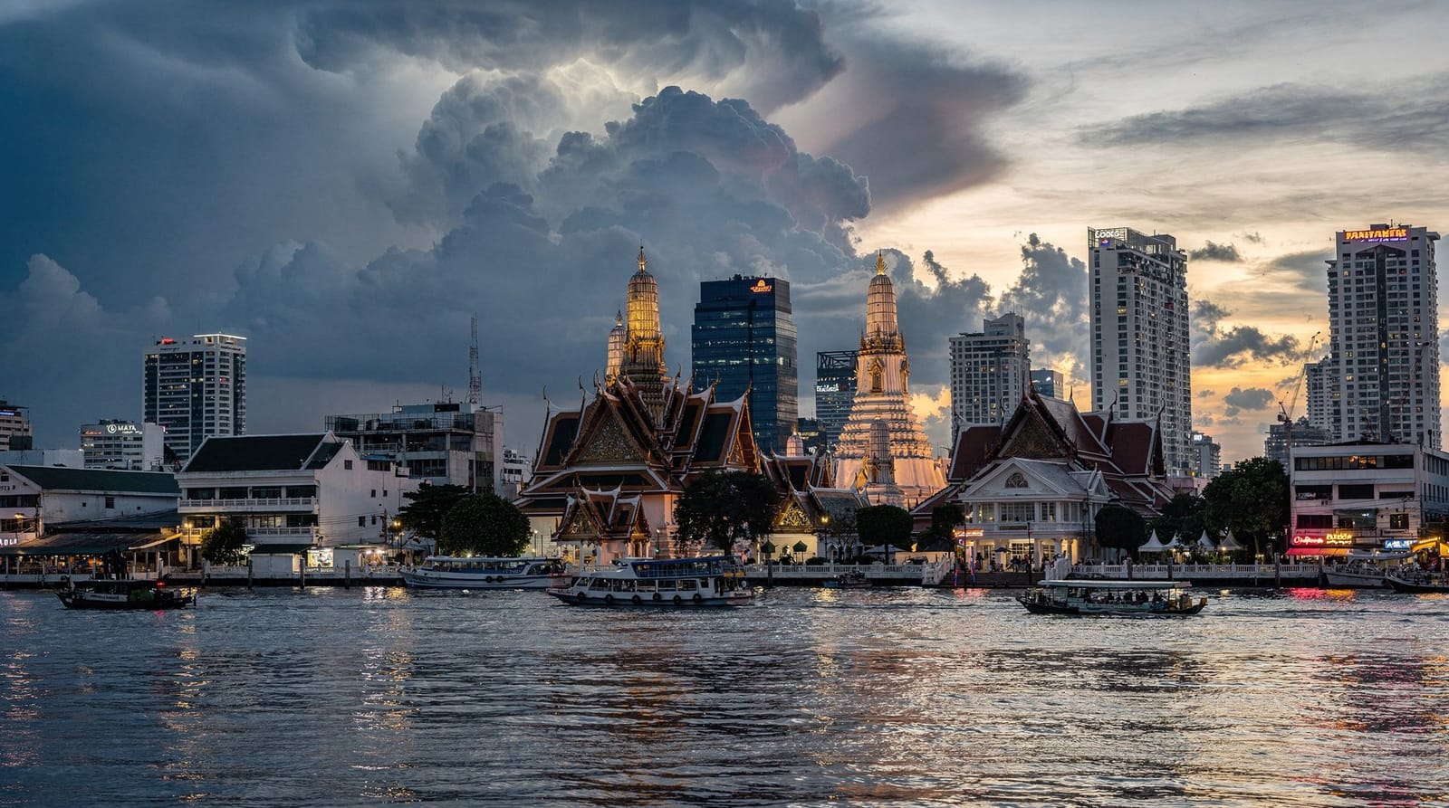 Monsoon travel tips for Bangkok: what I pack and how I plan — Practical monsoon-season tips for Bangkok: what to pack, how to time your days a
