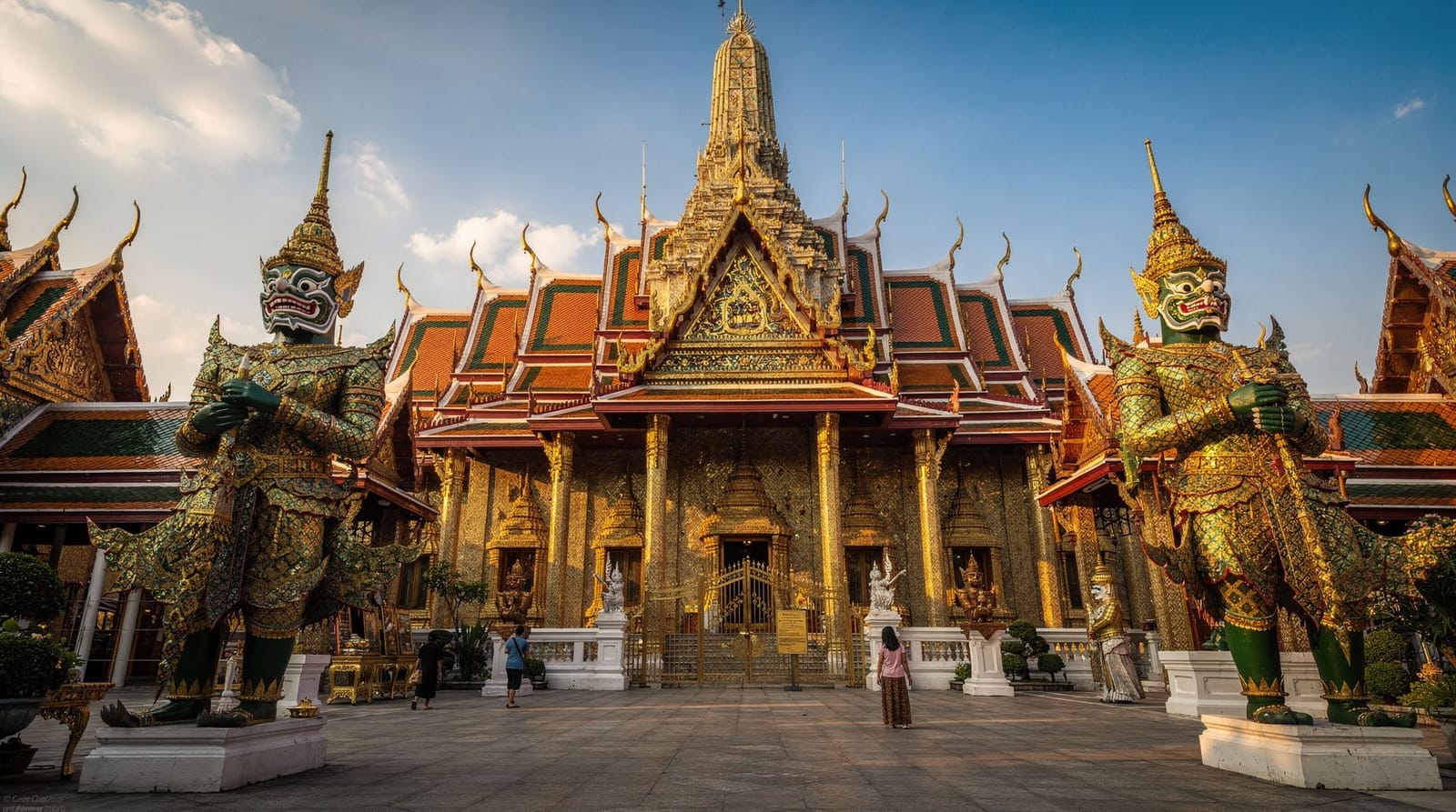 Buddhism in Bangkok: a visitor's guide to the living faith