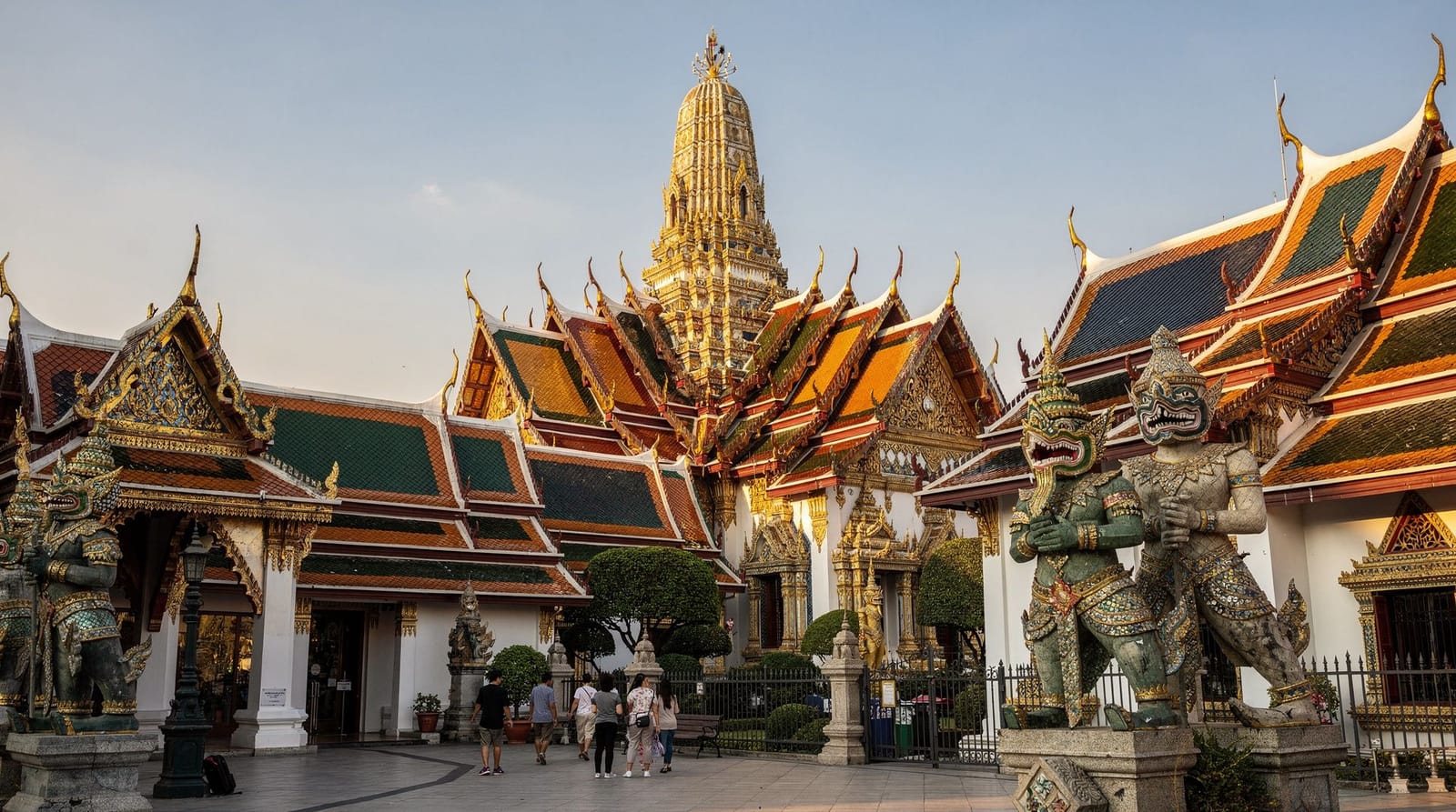 Grand Palace dress code: what to wear and what is banned — Exact Grand Palace dress code: cover shoulders and knees, no shorts or tank tops