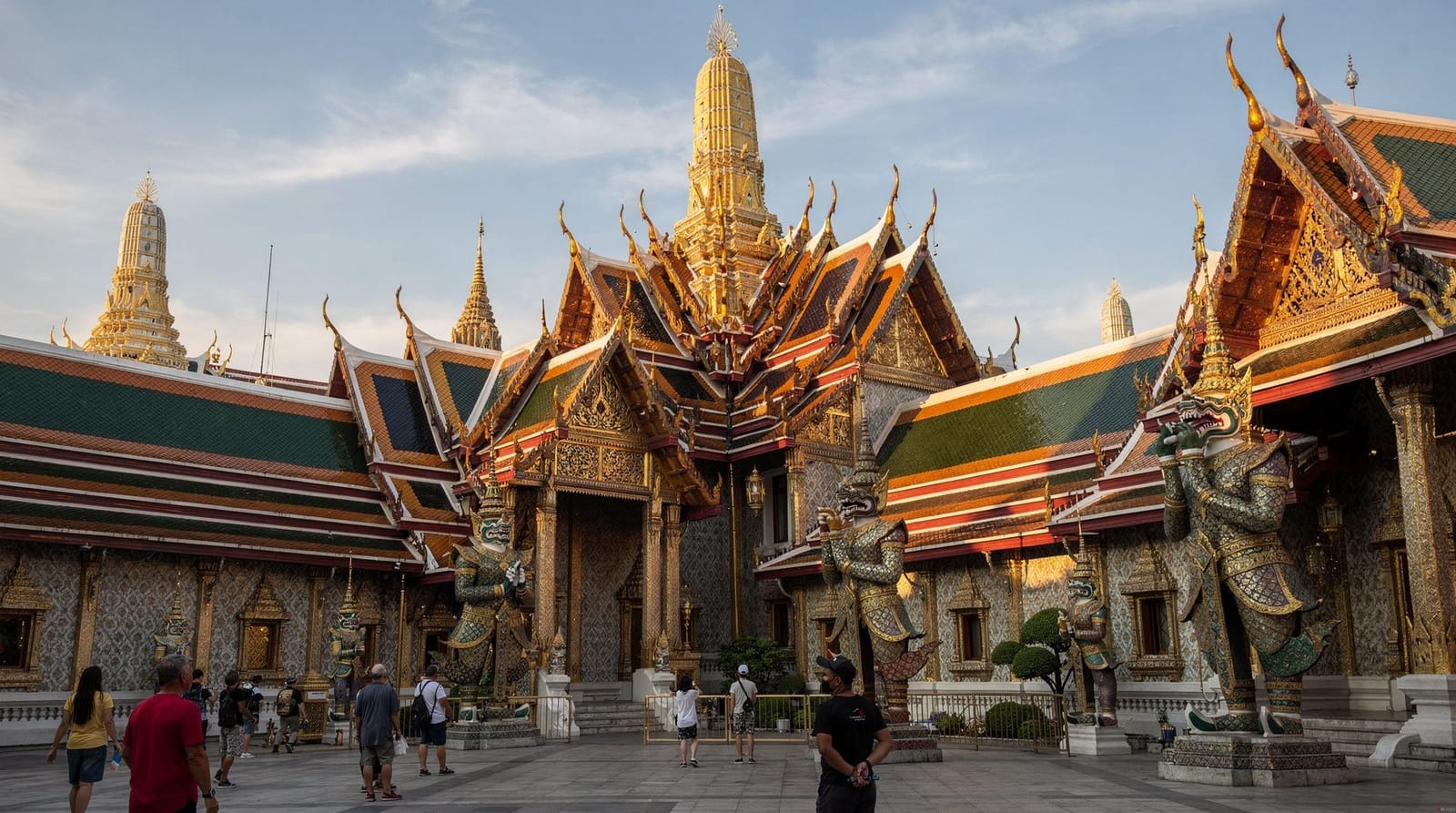 Grand Palace vs Wat Pho: which one (or do both) — Grand Palace or Wat Pho? Honest 2026 comparison of price, crowds, dress code and