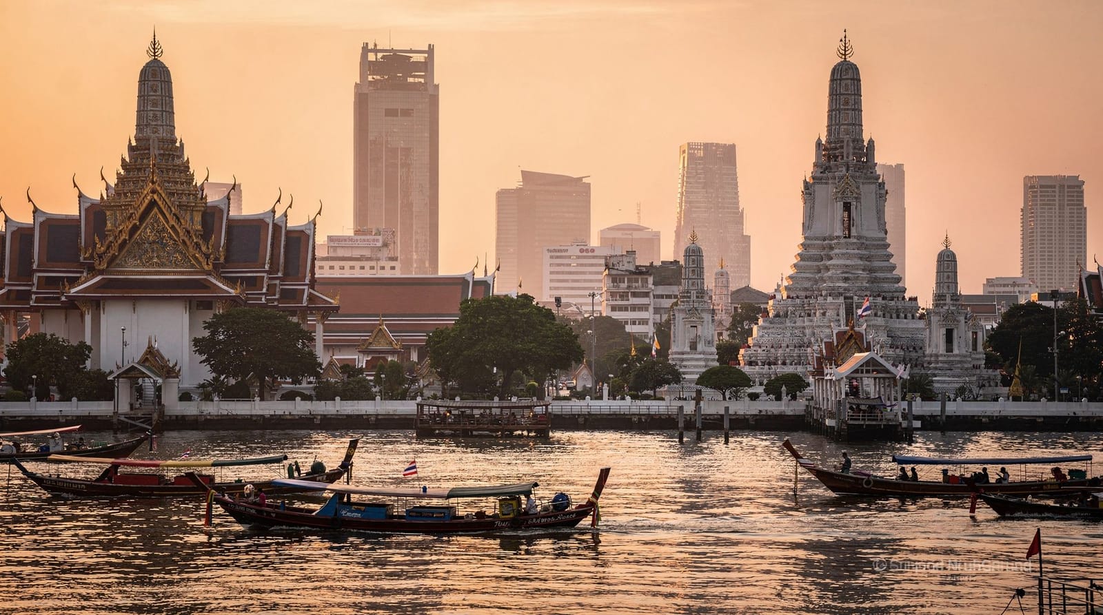 Iconic landmarks of Bangkok: the signature sights — The signature Bangkok landmarks every visitor should know — Grand Palace, Wat Ph