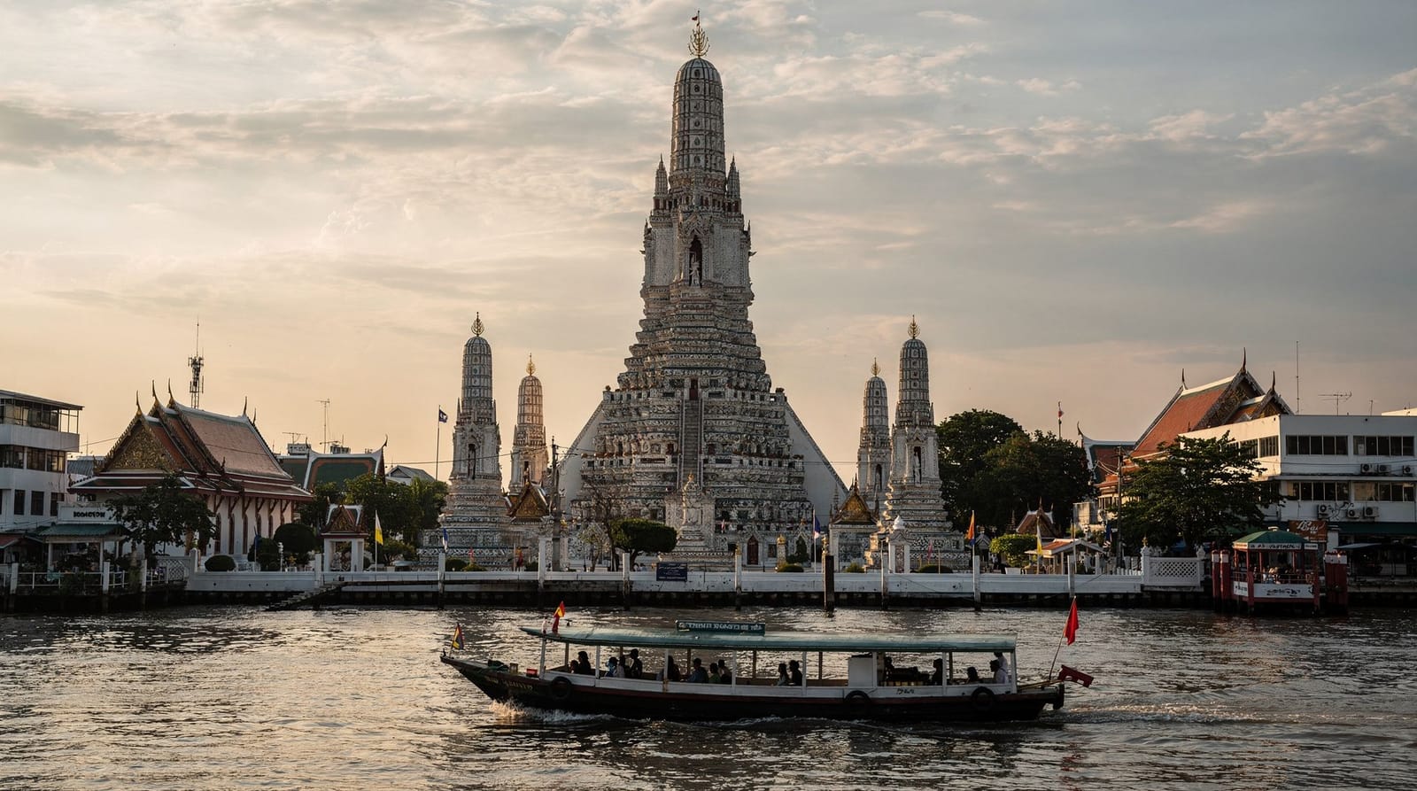 Wat Arun guide: the Temple of Dawn on the Chao Phraya — Wat Arun guide: 200 THB tickets, opening hours, climbing the prang, the cross-ri