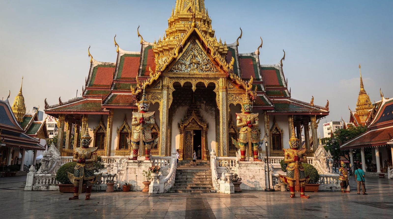 Wat Traimit and the solid gold Buddha of Chinatown — Wat Traimit guide: the world's largest solid-gold Buddha, hidden under plaster f
